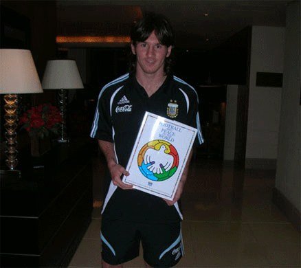 Lionel Messi sostiene un ejemplar de Football and Peace in the World